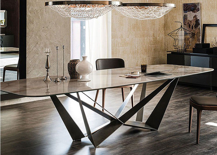 Mesa de comedor de mármol del hotel con las piernas de acero inoxidables