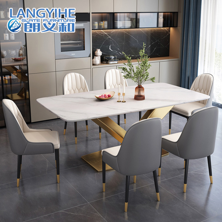 Mesa de comedor rectangular de la pizarra del rock moderno con cuatro o seis sillas
